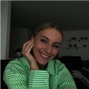 Nachilfelehrerin im Onlineunterricht für das Fach Deutsch